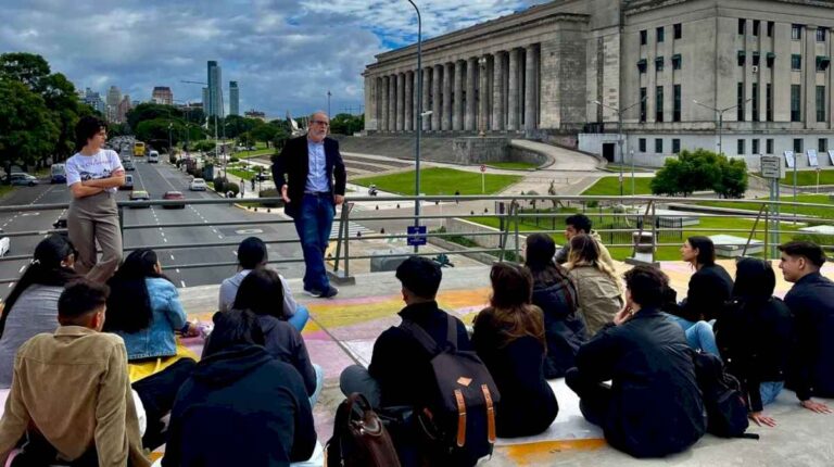 cristina-se-afano-todo:-la-fuerte-discusion-entre-dos-manifestantes-en-medio-de-la-marcha-universitaria