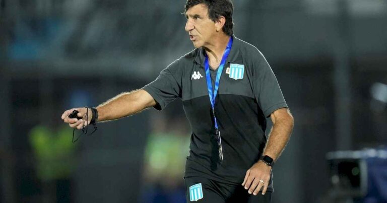 gustavo-costas,-tras-el-papelon-de-racing-en-la-copa-argentina:-«es-un-golpe-duro;-jugamos-mal-y-nos-duele-a-todos»