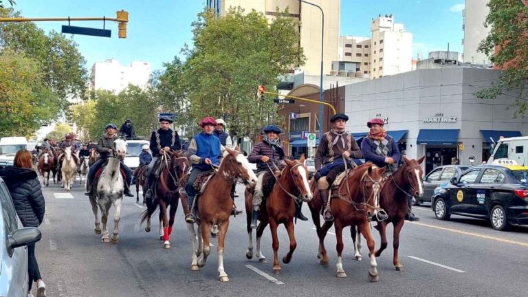 80-jinetes,-uno-vestido-como-el-zorro,-marcharon-por-mar-del-plata-con-la-consigna-basta-de-cuatrerismo