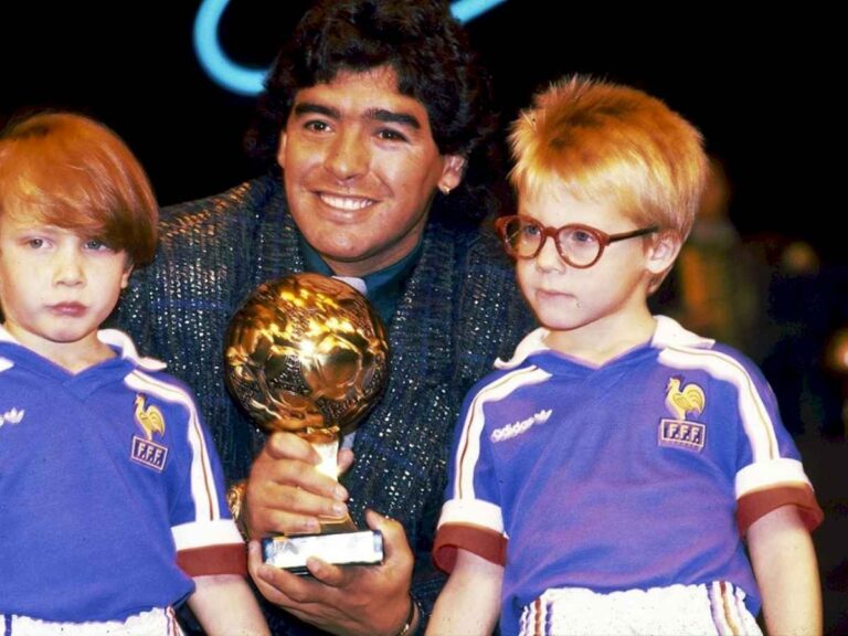 subasta-millonaria-del-balon-de-oro-que-diego-maradona-gano-en-mexico-’86