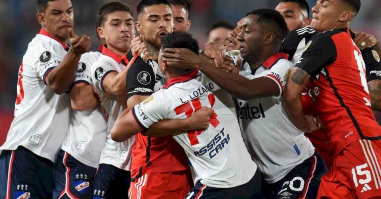 tangana-entre-los-jugadores-de-nacional-y-river-por-la-libertadores:-la-inexplicable-decision-del-arbitro-que-no-expulso-por-un-golpe-de-puno