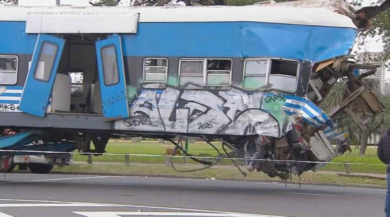 video:-asi-retiraron-de-las-vias-a-la-locomotora-con-la-que-choco-el-tren-de-la-linea-san-martin-en-palermo