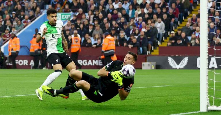 a-dibu-martinez-se-le-escapo-la-pelota-y-sufrio-el-peor-gol-de-su-carrera:-liverpool-hace-sufrir-al-aston-villa