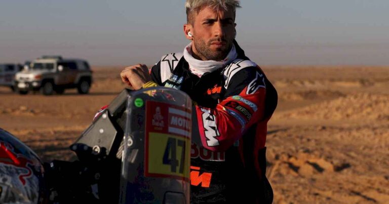 el-accidente-de-kevin-benavides:-quien-es-el-motociclista-que-llevo-la-bandera-argentina-a-lo-mas-alto-del-dakar-y-la-frase-de-su-padre-que-hoy-resuena