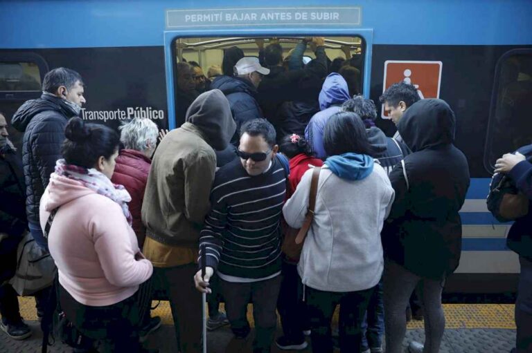 trenes-con-demora:-estoy-muy-cansado,-solo-queria-llegar-a-casa-y-dormir,-y-ahora-no-se-si-buscar-un-bondi,-si-esperar