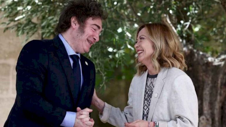 en-la-cumbre-del-g7,-javier-milei-fue-recibido-por-la-primera-ministra-italiana-giorgia-meloni