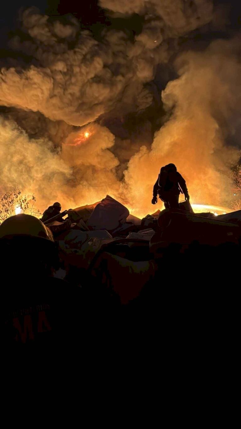 video:-hubo-un-feroz-incendio-en-un-deposito-de-material-reciclado-en-malvinas-argentinas