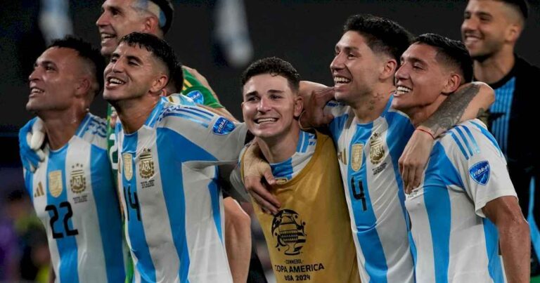 argentina,-a-la-final-de-la-copa-america:-el-emotivo-festejo-de-los-jugadores-en-plena-cancha-tras-la-victoria-sobre-canada