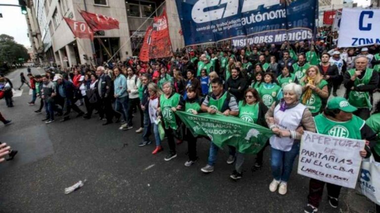 marcha-de-cta-y-ate-al-congreso-contra-el-dnu:-«la-argentina-es-una-bomba-a-punto-de-estallar»