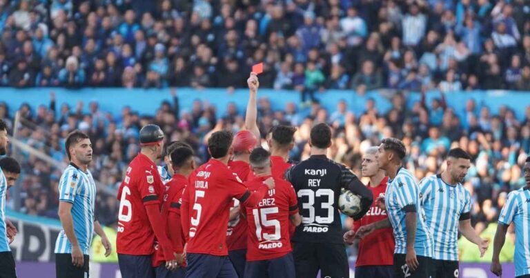 independiente-sufrio-la-expulsion-de-un-cuestionado-defensor-en-el-clasico-contra-racing-y-las-redes-se-llenaron-de-memes