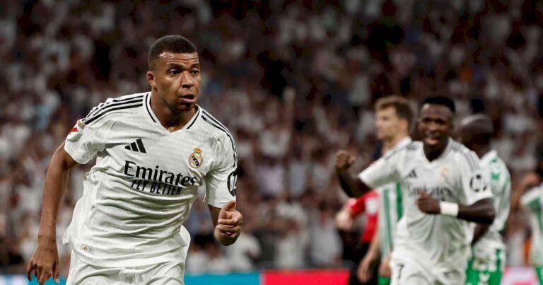 los-galacticos-del-real-madrid-empiezan-a-entenderse:-doblete-de-mbappe-con-no-look-pass-del-«ilusionista»-valverde