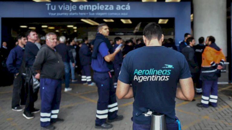 pese-a-que-pueden-controlar-la-firma,-empleados-de-aerolineas-argentinas-eligen-el-retiro-voluntario