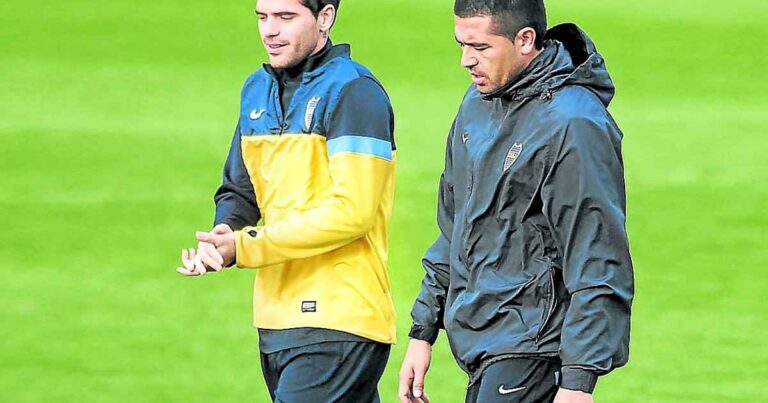 riquelme-ya-eligio-al-dt-que-ira-a-buscar-para-boca:-gago-le-saca-un-cuerpo-de-ventaja-al-mellizo-barros-schelotto