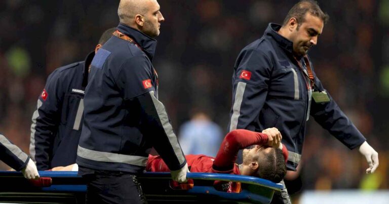 preocupacion-por-mauro-icardi-en-turquia:-se-lesiono-en-la-victoria-del-galatasaray-por-la-europa-league-y-lo-retiraron-en-camilla