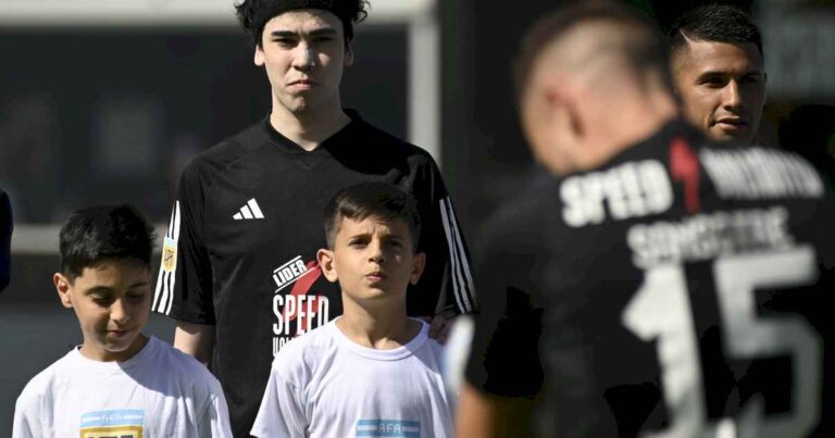 deportivo-riestra-y-la-polemica-inclusion-como-titular-del-streamer-spreen:-«queremos-ofrecer-disculpas»