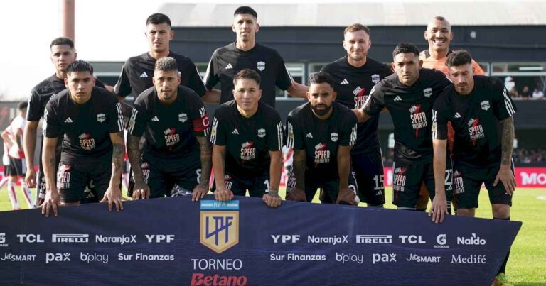 deportivo-riestra,-el-club-con-950-socios-que-funciona-como-una-sad-gracias-a-la-«latita»-y-tiene-en-victor-stinfale-a-un-«as-de-espadas»