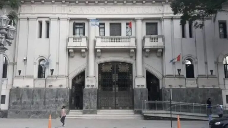 Se enojó con la empleada de un telecentro, le pegó con un martillo en la cabeza y le dieron 8 años de cárcel