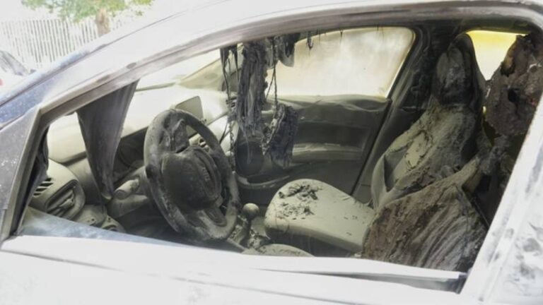 Otra vez con fuego: quemaron un auto en Pérez y se incendió una patrulla frente a la comisaría 9ª de Rosario
