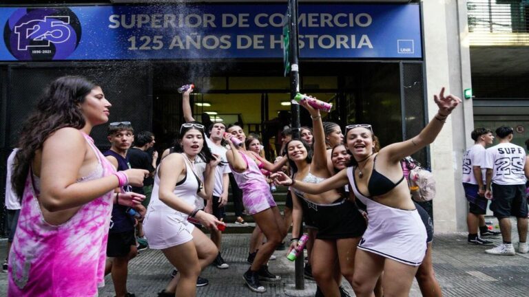Rosario celebra el UPD: un festejo estudiantil con color y alegría pero sin desmanes
