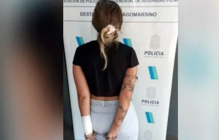Una joven encontró a su novio con una amante e intentó prenderlos fuego