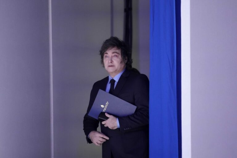 Milei usó trolls turcos para pegarle a Clarín y defender a Santiago Caputo