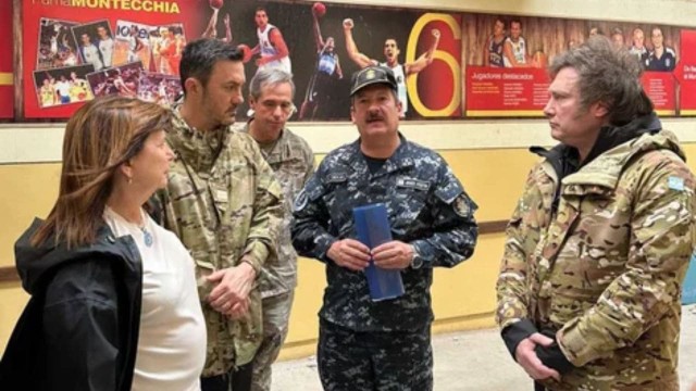 Javier Milei viajó a Bahía Blanca para supervisar la asistencia tras el temporal