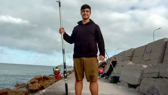 Pescaba en la Escollera Norte y atrapó por error una enorme tortuga marina