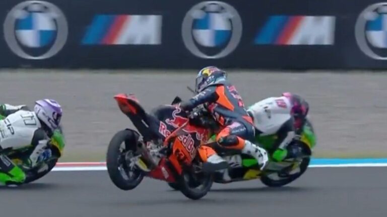 El fuerte accidente de Valentín Perrone en la última vuelta de Moto3 en Argentina