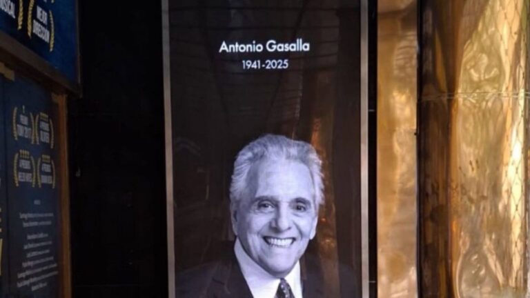 Una multitud se acercó al Teatro Maipo para despedir a Antonio Gasalla