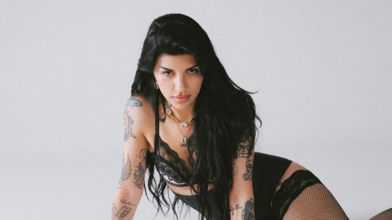 Acompañada por Karina y Rocío Quiroz, Cazzu lanzó «Con otra»