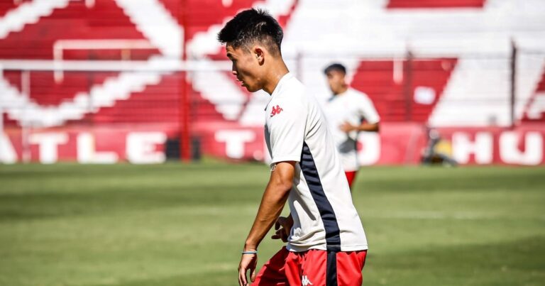 Nació en Japón, le gusta el «mate y el asado» y ahora debutó en el Huracán de Kudelka