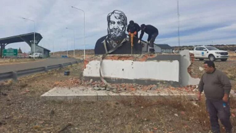 La gestión libertaria destruyó un monumento a Osvaldo Bayer en Río Gallegos