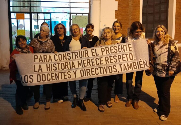 Repudiable. Agresión libertaria a docentes de Roldán