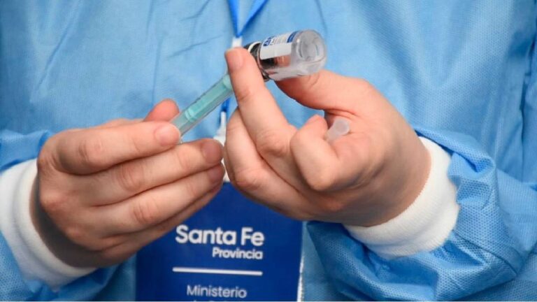 Cae la aplicación de vacunas y hay alerta en Santa Fe y el país