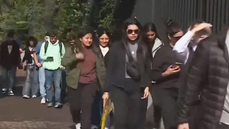 Postal de la crisis: más de 20 mil jóvenes hacen cuadras de fila para conseguir trabajo