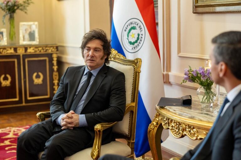 Preocupación en el gobierno porque se lo vio a Milei errático en Paraguay