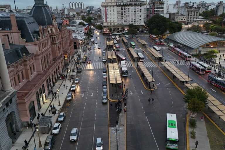 Paro general de la CGT, en vivo: cómo funcionan el transporte y los servicios hoy, 10 de abril