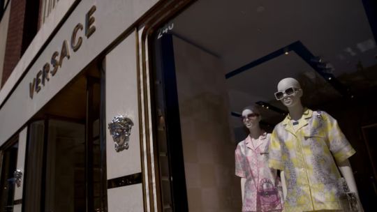 Sorpresa en mundo de la moda de lujo: Prada adquirió Versace por US$1.380 millones