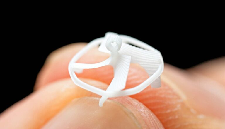 Este es el robot de vuelo controlado más pequeño del mundo: emula al abejorro