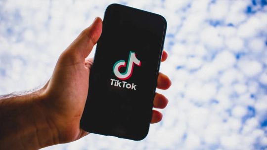 Tres adolescentes abusaron sexualmente de otro y dijeron que fue un «juego» de TikTok