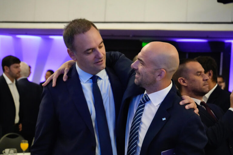 El desayuno de 2,5 millones de pesos de Adorni