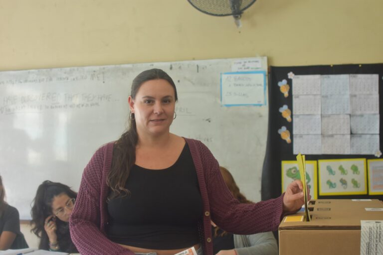 Irene Gamboa, del Frente de Izquierda votó en su apoyo a Carla Deiana y a Franco Casasola