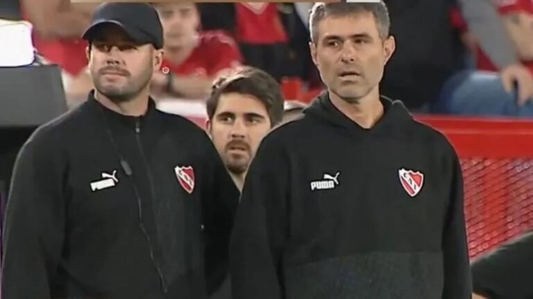 La imperdible charla de Julio Vaccari con su ayudante justo antes del gol de Independiente