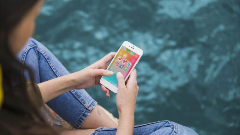 Smartphone en mano, las juventudes redefinen su manera de informarse