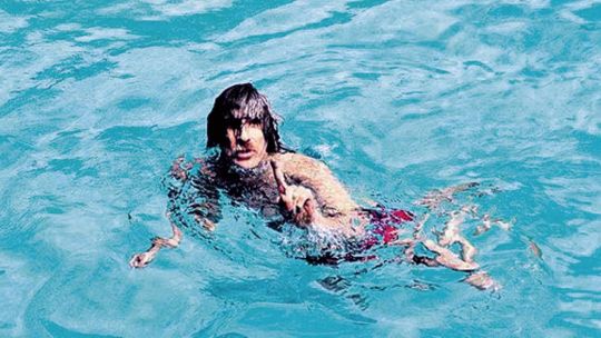 Como Charly, Milei se tiró del piso noveno