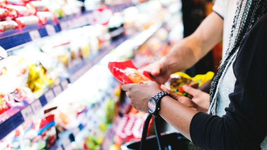 Ante un consumo pinchado, empresas y comercios analizan el traslado a precios de la devaluación