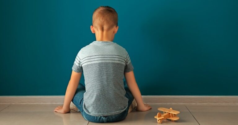 Estados Unidos alerta por el aumento del autismo: afecta a 1 de cada 31 chicos