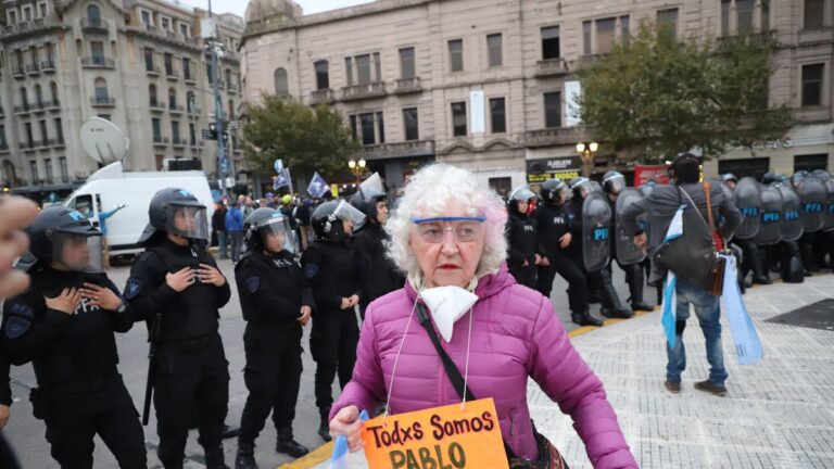 Tensión en la marcha de jubilados en el Congreso: la Policía aplicó el protocolo antipiquetes