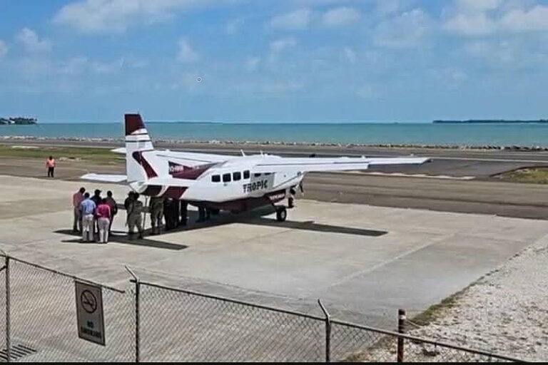 Secuestró un avión, apuñaló a dos pasajeros y lo mataron de un tiro