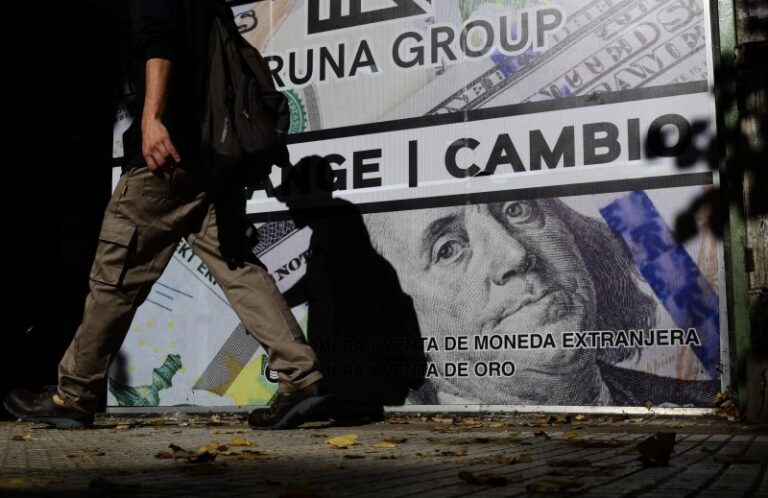 El Banco Nación puso el dólar oficial a $1.230, una devaluación del 10,8 por ciento